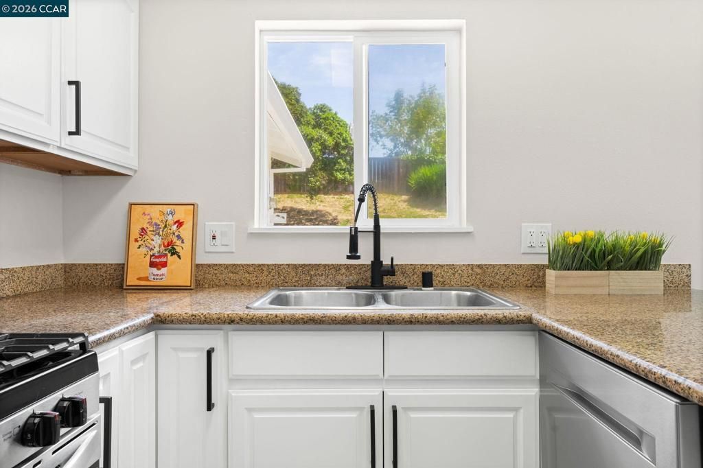 Image 16 of property listing at 698 Mini Dr, Vallejo, CA 94589