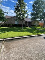 2724 22nd Avenue N, Texas City, TX 77590