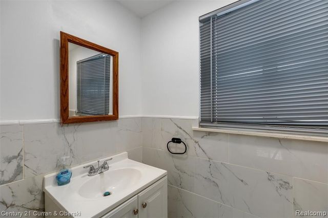 26752 Midway Street, Dearborn Heights, MI 48127