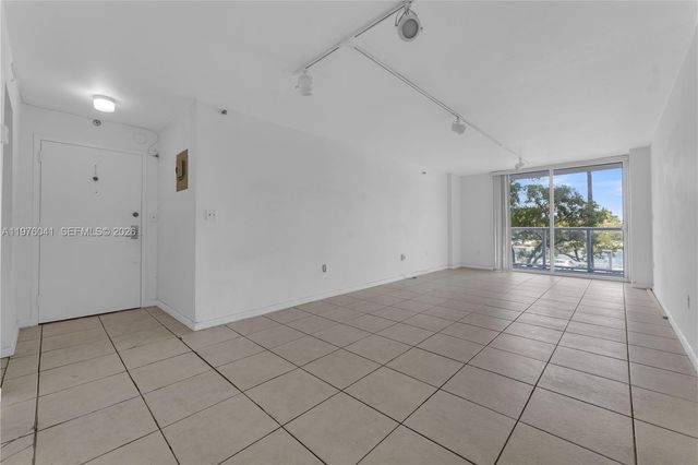 2457 Collins Ave 201, Miami Beach, FL 33140