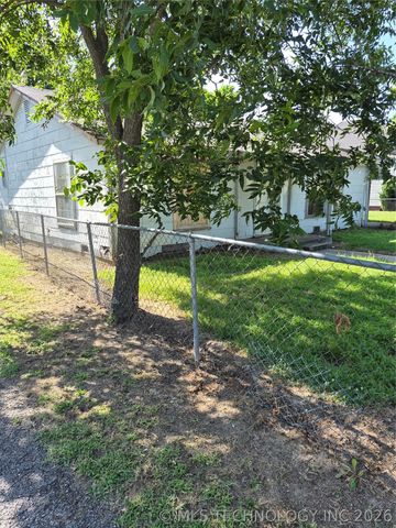 503 N Broadway, Checotah, OK 74426