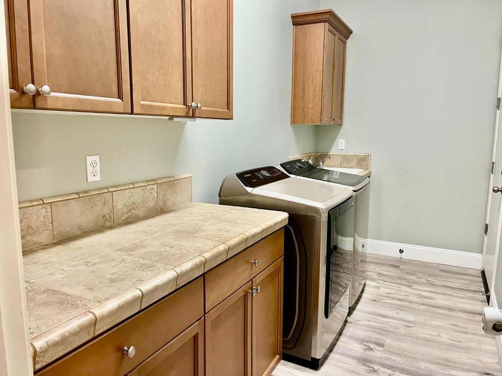 Image 30 of property listing at 2845 E Goshen, Fresno, CA 93720