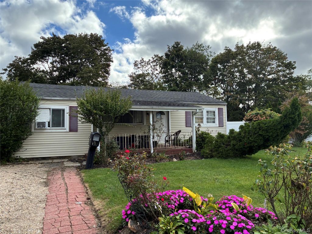 1515 Emkay Street, Bay Shore, NY 11706