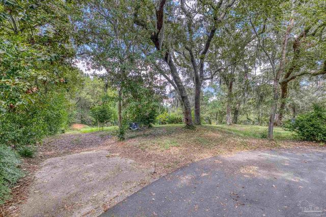 421 Canterbury Ln, Gulf Breeze, FL 32561