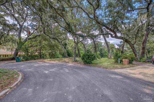421 Canterbury Ln, Gulf Breeze, FL 32561