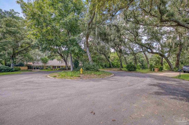 421 Canterbury Ln, Gulf Breeze, FL 32561