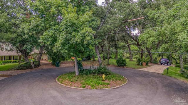 421 Canterbury Ln, Gulf Breeze, FL 32561