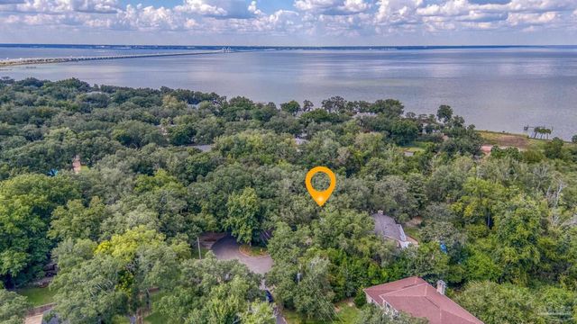 421 Canterbury Ln, Gulf Breeze, FL 32561
