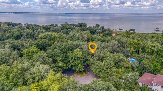 421 Canterbury Ln, Gulf Breeze, FL 32561