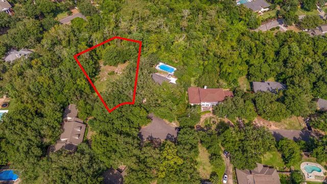 421 Canterbury Ln, Gulf Breeze, FL 32561