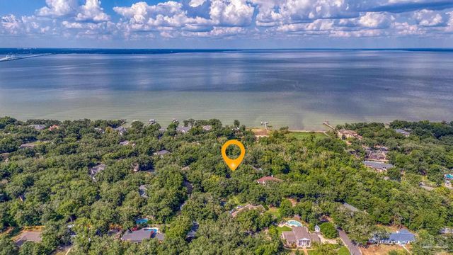 421 Canterbury Ln, Gulf Breeze, FL 32561