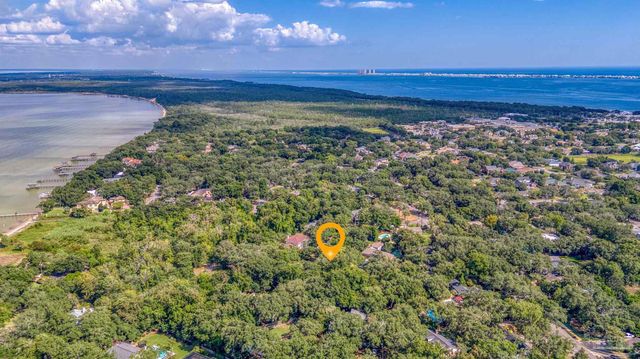 421 Canterbury Ln, Gulf Breeze, FL 32561