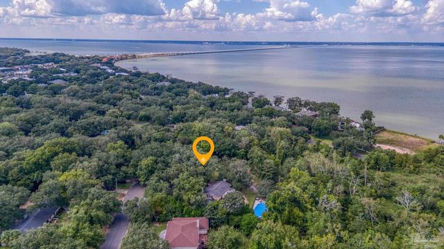 421 Canterbury Ln, Gulf Breeze, FL 32561