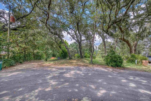 421 Canterbury Ln, Gulf Breeze, FL 32561