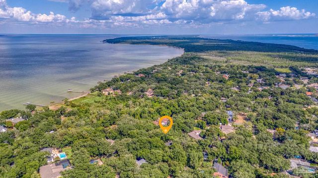 421 Canterbury Ln, Gulf Breeze, FL 32561