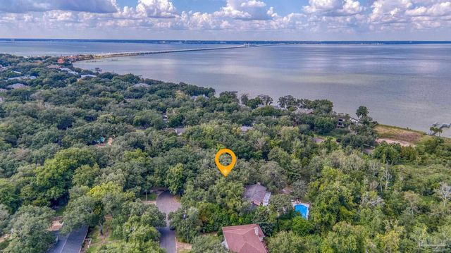 421 Canterbury Ln, Gulf Breeze, FL 32561