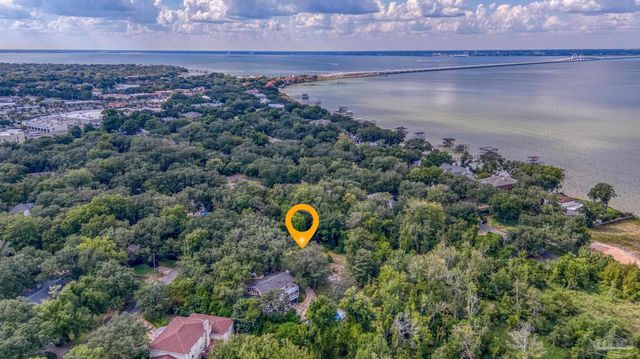 421 Canterbury Ln, Gulf Breeze, FL 32561