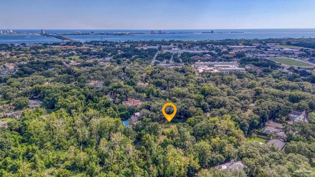 421 Canterbury Ln, Gulf Breeze, FL 32561
