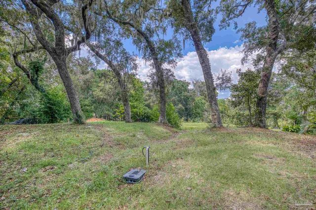 421 Canterbury Ln, Gulf Breeze, FL 32561