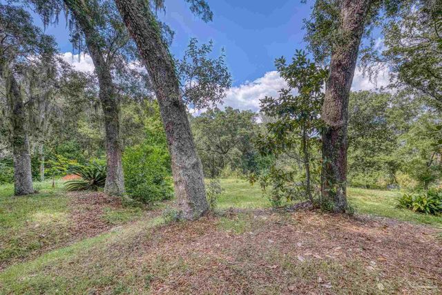 421 Canterbury Ln, Gulf Breeze, FL 32561