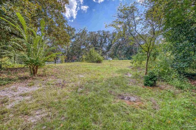 421 Canterbury Ln, Gulf Breeze, FL 32561