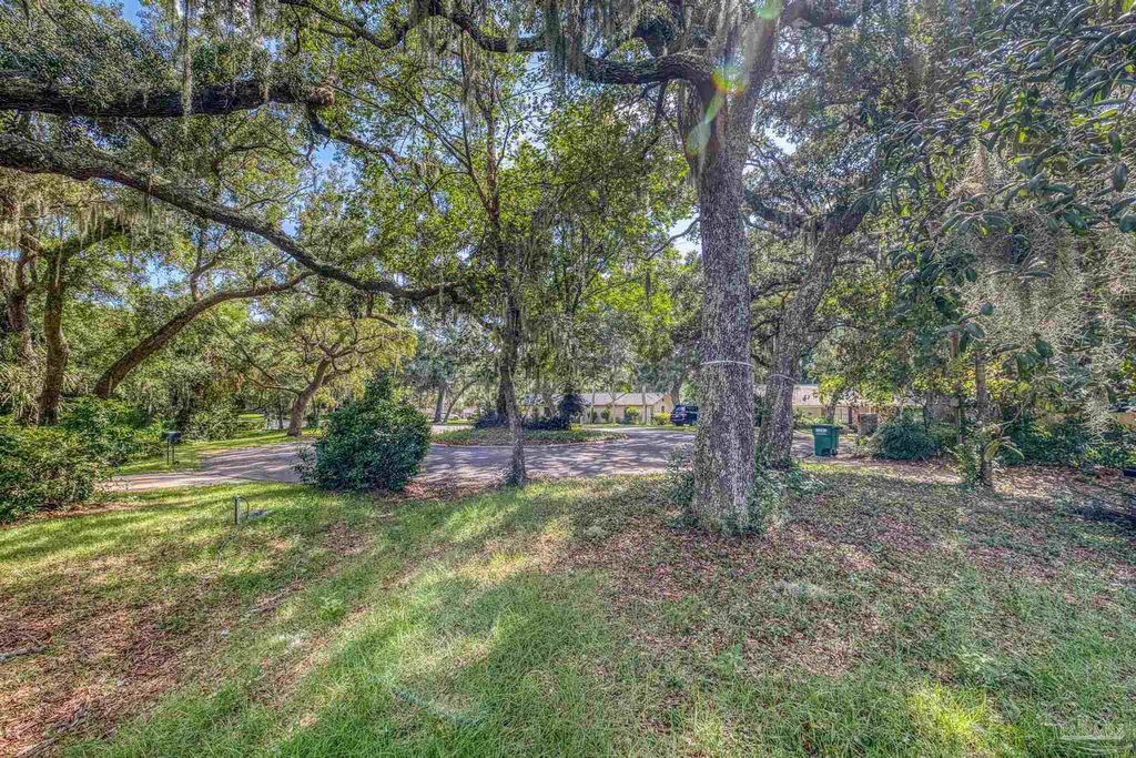 421 Canterbury Ln, Gulf Breeze, FL 32561