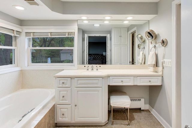 1311 E Woodford Place, Arlington Heights, IL 60004