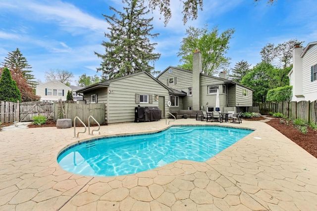 1311 E Woodford Place, Arlington Heights, IL 60004