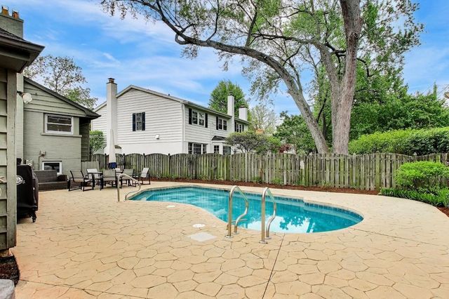 1311 E Woodford Place, Arlington Heights, IL 60004