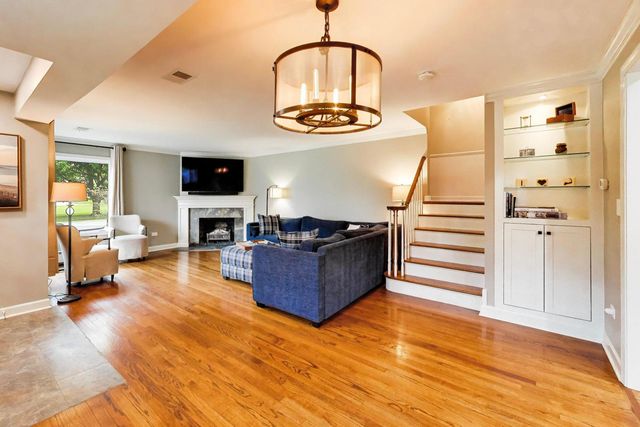 1311 E Woodford Place, Arlington Heights, IL 60004