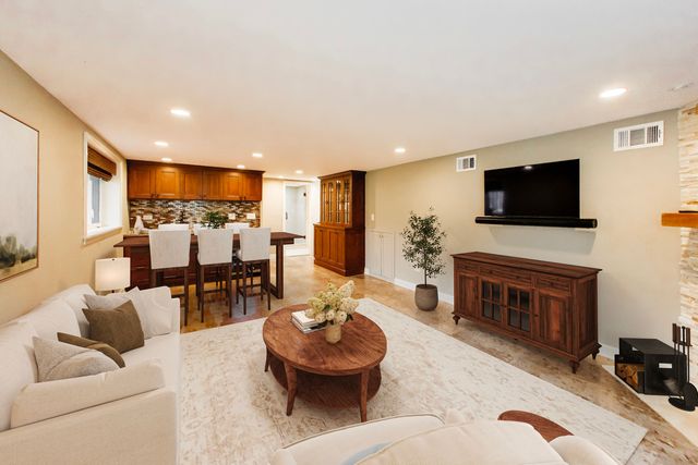 1311 E Woodford Place, Arlington Heights, IL 60004