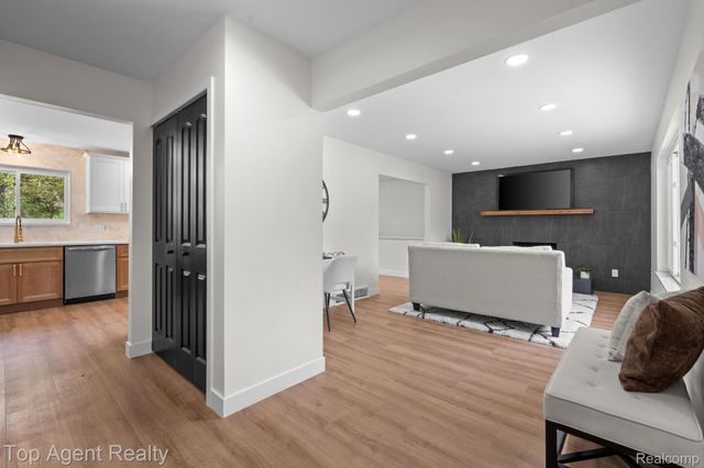 20905 Van Buren Street, Southfield, MI 48033