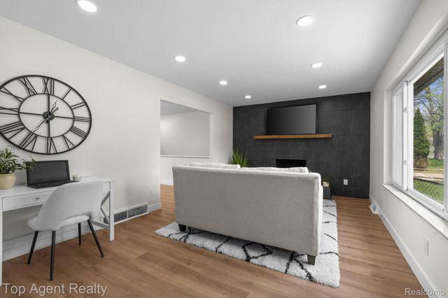 20905 Van Buren Street, Southfield, MI 48033