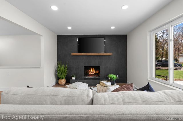 20905 Van Buren Street, Southfield, MI 48033