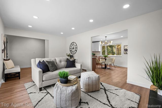 20905 Van Buren Street, Southfield, MI 48033