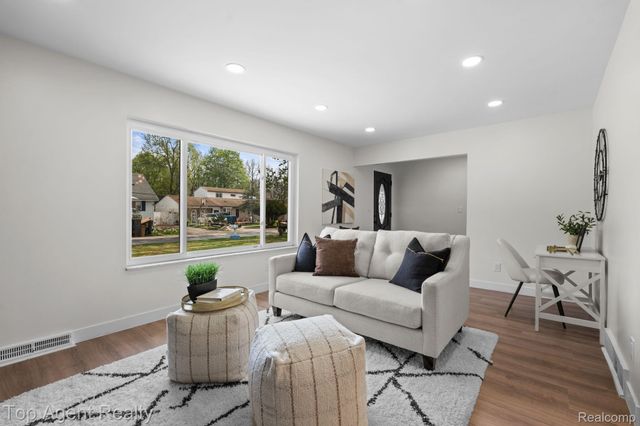 20905 Van Buren Street, Southfield, MI 48033