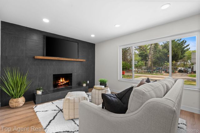 20905 Van Buren Street, Southfield, MI 48033