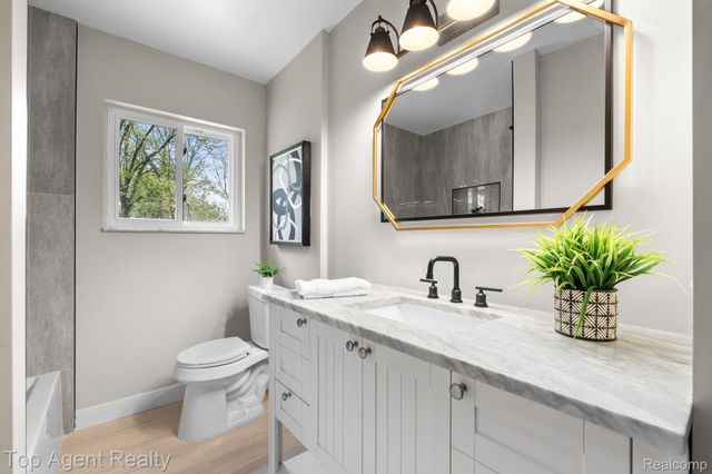 20905 Van Buren Street, Southfield, MI 48033