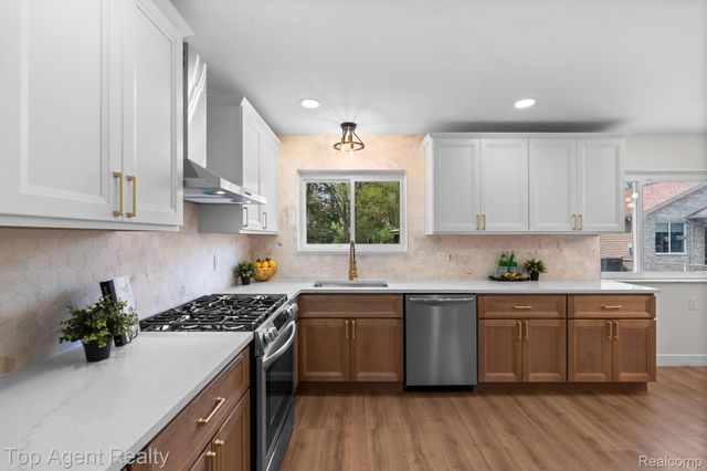 20905 Van Buren Street, Southfield, MI 48033