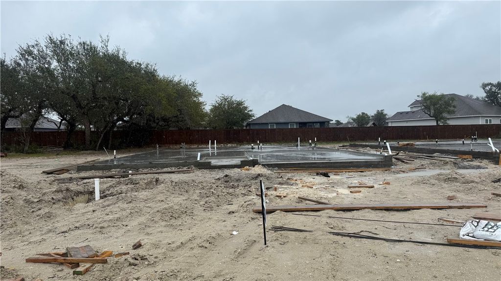 173 Grenada Dr, Rockport, TX 78382