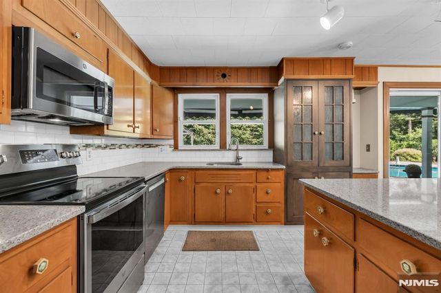 15 E Timber Lane, West Milford, NJ 07435