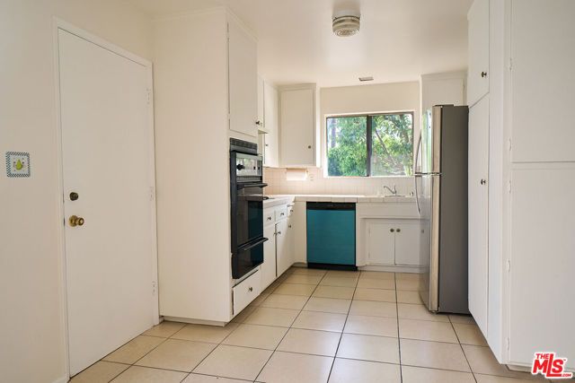 15401 Covello Street, Van Nuys (los Angeles), CA 91406