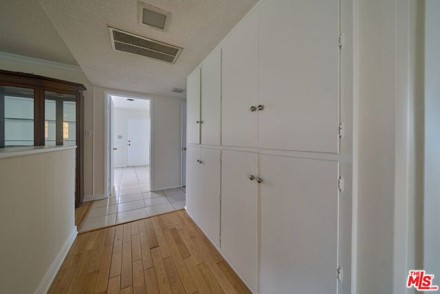 15401 Covello Street, Van Nuys (los Angeles), CA 91406