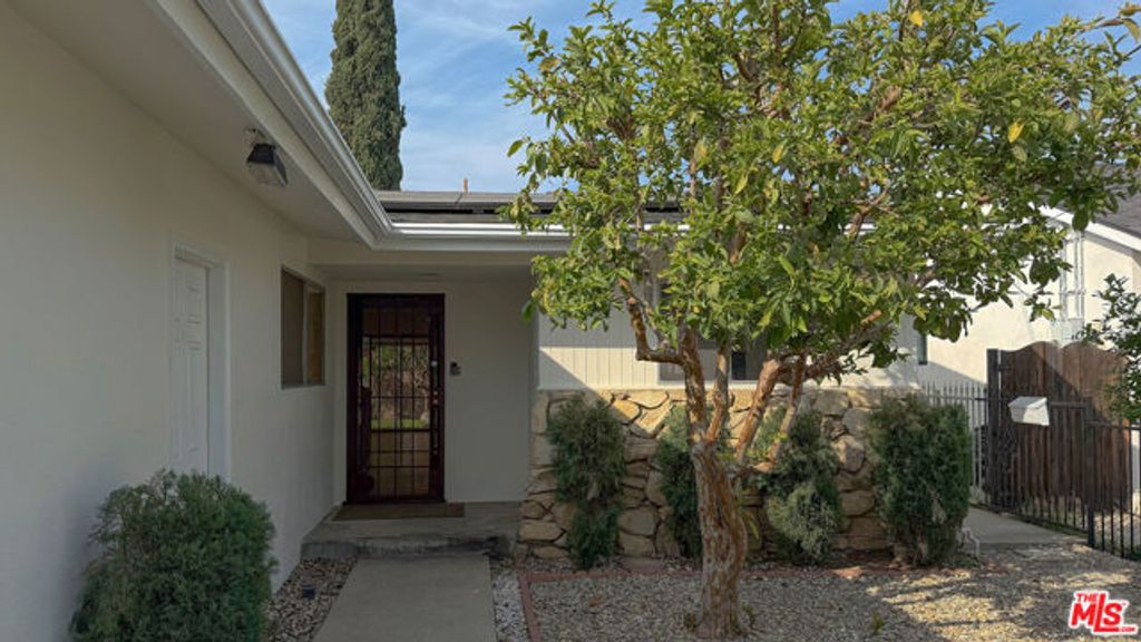 15401 Covello Street, Van Nuys (los Angeles), CA 91406