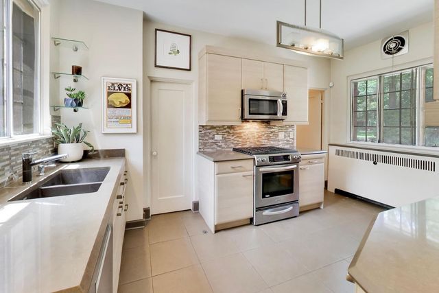 8844 S Pleasant Avenue, Chicago, IL 60643