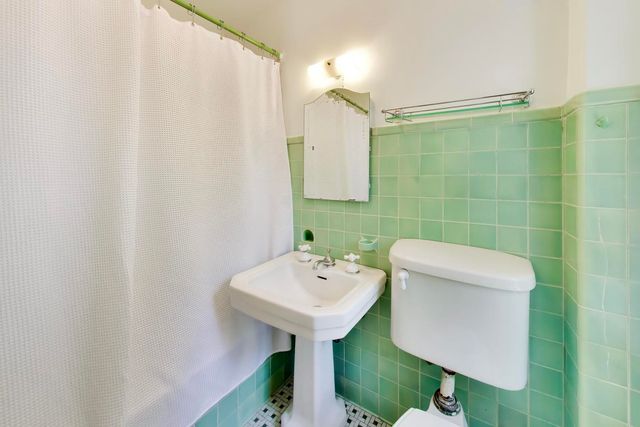 8844 S Pleasant Avenue, Chicago, IL 60643