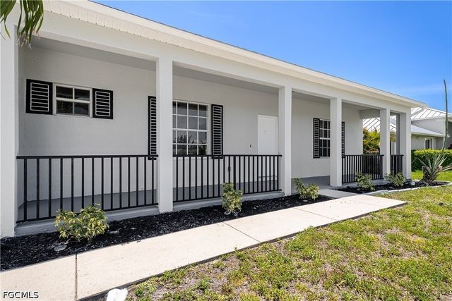 1824 SW 2nd ST, Cape Coral, FL 33991