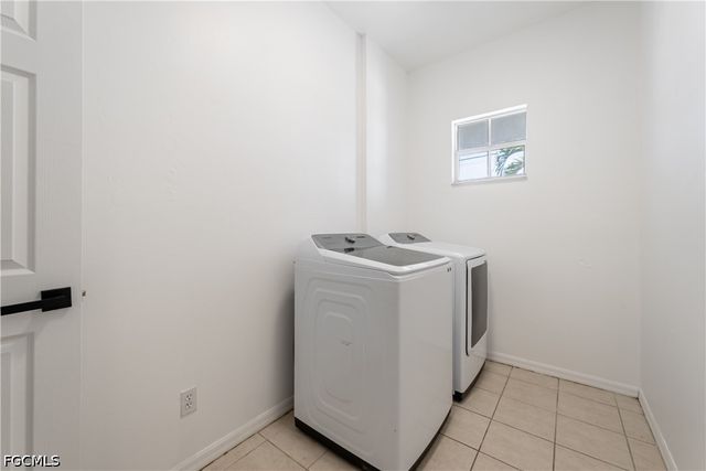 1824 SW 2nd ST, Cape Coral, FL 33991