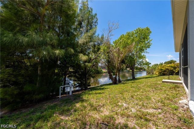 1824 SW 2nd ST, Cape Coral, FL 33991
