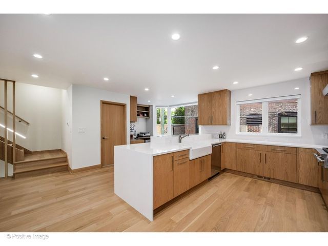 1307 N Sutton Place, Chicago, IL 60610